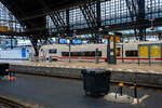 Hinter der 193 107-0 der erste Klasse Steuerwagen 73 80 80-91 011-5 D-DB der Gattung Apzf 896.1 am 01 September 2026 im Hauptbahnhof K�ln, eingereiht als Wagen 17 in den ICE 1540 von Berlin S�dkreuz, einem ICE L (Talgo 230 Garnitur - Zug 1811).

Di ...
