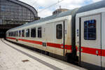 Der modernisierte klimatisierte zweite Klasse IC Großraum-Reisezugwagen, D-DB 61 80 20-91 518-6, der Gattung Bpmmz 284.5, der DB Fernverkehr AG, eingereiht im Zugverband als Wagen Nr.