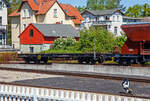 4-achsiger Schmalspur Drehgestell-Flachwagen 98-04-01 SSw der MBB - Mecklenburgischen Bäderbahn Molli GmbH, ex DR 98-04-01 der Gattung SSw, abgestellt am 15.05.2022 im Bahnhof Bad Doberan.