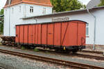 Unbekannter vierachsiger gedeckter Güterwagen der Gattung GGw (750mm-Schmalspur-Drehgestell-Wagen) und dahinter noch zwei Kipploren abgestellt am 26 August 2013 beim Bahnhof Dippoldiswalde der