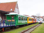 Der vierachsige meterspurige Personenwagen 94/04 (Sitzwagen) der Gattung KB4 der Inselbahn Langeoog vom Eigenbetrieb der Schiffahrt der Inselgemeinde Langeoog am 13 Februar 2024 im Insel Bahnhof