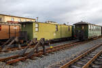 Vierachsiger 750 mm-Schmalspur Gepckwagen KPw4 974-355 mit einer Plattformen der Traditionsbahn Radebeul e.V. abgestellt am 07.12.2022 beim Schmalspur-Bahnhof Radebeul Ost. Hier in der ehem. Erscheinungsbild als KPw4 der DR ab 1958.

Der Wagen wurde 1926 von der Schsische Waggonfabrik GmbH – Werdau fr die Deutsche Reichsbahn Gesellschaft (DRG) gebaut, bis 1973 war er im Radebeuler Planbestand, seit 1994 im Eigentum des Vereins.

TECHNISCHE DATEN:
Spurweite: 750 mm
Anzahl der Achsen: 4
Lnge ber Puffer: 12.000 mm
Achsabstand im Drehgestell: 1.300 mm
Eigengewicht: 11 t
Ladegewicht /Tragfhigkeit: 5,2 t
Ladeflche: 11,3 m
Bremse: KE-P