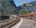 In Faido begegnen sich ein umgeleiteter und nach Norden fahrende SBB Giruno RABe 501 und ein bereits eingefahrener SOB 'Traverso'. Zur Zeit sind in Faido nur noch die Gleise 2 und 3 in Betrieb. 

4. Sept. 2023