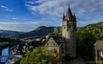 Von dem begehbaren Bergfried der <u><a href= http://www.burg-altena.de/  target= _blank >Burg Altena</a></u> am Rande des Sauerlands hat man einen beeindruckenden Blick über das Lennetal. Die Höhenburg stammt aus dem 12. Jahrhundert. Von der ganzen Anlage sind hier im Bild der Pulverturm sowie links unterhalb davon der Alte Palas im oberen Burghof zu sehen. (02.10.2016)