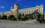 Das Naturhistorische Museum am Maria-Theresien-Platz in Wien wurde nach Entwürfen von Gottfried Semper und Karl von Hasenauer im historistischen Stil errichtet und im Jahr 1889 eröffnet.