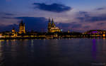 Abendaufnahme der Kölner Innenstadt mit Blick vom Deutzer Rheinufer zur Kirche Groß St.