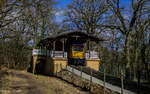 Die <u><a href= https://www.wiesbaden.de/tourismus/sehenswertes/bauwerke-gebaeude/nerobergbahn.php  target= _blank >Nerobergbahn</a></u> in Wiesbaden ist eine seit 1888 mit Wasserballast betriebene Drahtseil-Zahnstangenbahn. Sie ist damit die älteste Bahn dieser Art in Deutschland und die zweitälteste in Europa. Hier ist eines der beiden Fahrzeuge in der 245 Meter hoch gelegenen Bergstation auf dem <u><a href= https://www.wiesbaden.de/leben-in-wiesbaden/freizeit/ausfluege/neroberg/neroberg.php  target= _blank >Neroberg</a></u> zu sehen, um gleich mit einer Betriebsgeschwindigkeit von 7,3 km/h die Fahrt über 440 Meter Streckenlänge Richtung Talstation aufzunehmen. Mit dem Wasserballast dieses talwärts fahrenden Wagens von bis zu 7.000 Litern wird der von der Talstation aus entgegenkommende Wagen über ein Stahlseil bergauf gezogen. Die Bahn wird jährlich von Karfreitag bis Anfang November betrieben. (25.03.2018)