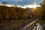 An einem nassen Herbsttag in Herdorf....
Blick vom Bahnsteig vom Bahnhof Herdorf am 02.11.2021 (16:21 Uhr) in Richtung Betzdorf, die Sonne verschwindet bald hinter dem Berg. Hinten das Stellwerk Herdorf Fahrdienstleiter (Hf).
