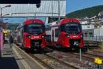 CFL 2411 aus Kautenbach kommend f�hrt in den Bahnhof von Wiltz ein, CFL 2418 kann jetzt in Richtung Kautenbach abfahren, die Strecke zwischen dem Bahnhof von Wiltz und Kautenbach verl�uft eingleisig. 24.06.2025