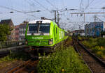 Die an die FlixTrain GmbH (München) vermietete SIEMENS Vectron AC 193 437 (91 80 6193 437-1 D-ELOC) der ELL - European Locomotive Leasing (Wien) fährt am 18 Juni 2025 mit dem FlixTrain FLX 1233 (Köln Hbf nach Berlin Hbf) in den Hauptba ...