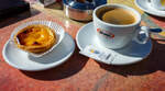 Unser Fr�hst�ck in Travem�nde einfach nur lecker und ein Genuss. Nach der Suche nach einem Kaffee landeten wir letztendlich wieder bei der Gelateria Venezia in der Vorderreihe in Travem�nde. Hier gab es am 22. April 2026 f�r jeden ein Cafe Crema und ein Pasteis de Nata bzw. (zwei Past�is de Nata). So hatten wir an der Travem�ndung in die Ostsee einen Hauch Italien sowie einen Hauch Portugal. 

Pastel de Nata (Mehrzahl: Past�is de Nata) oder Pastel de Bel�m ist ein Bl�tterteigt�rtchen mit Konditorcreme, das vermutlich bereits vor dem 18. Jahrhundert von den M�nchen des Mosteiro dos Jer�nimos (Hieronymus-Kloster) in Bel�m, heute ein Stadtteil Lissabons, hergestellt wurde. Der Name pastel de nata l�sst sich als „Bl�tterteiggeb�ck mit Cremef�llung“ �bersetzen. Sie sind einfach lecker.