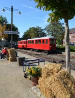 sonstiges/226766/herbstlich-ausgestattete-szene-im-bahnhof-schierwaldenrath Herbstlich ausgestattete Szene im Bahnhof Schierwaldenrath der Selfkantbahn. Im Hintergrund abgestellt ist der Dieseltriebwagen T 13. (30.09.2012)