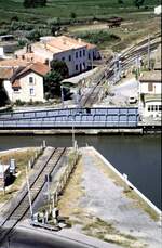 Eisenbahn-Drehbrcke ber die Ausfahrt vom Hafen in Aigues-Mortes am 12.08.1979. Die Aufnahme wurde von des Mauer der Stadtbefestigung gemacht. Zu sehen sind noch zwei beschrankte Bahnbergnge auf beiden Seiten.