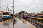 Ein Doppelstock-Triebzug der Baureihe Z 23500 (TER 2N PG) f�hrt am 25.03.2015, bei Regen, (Steuerwagen voraus 231547 / 23547) in den Bahnhof Marseille Saint-Charles ein.