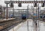 Ein Doppelstock-Triebzug der Baureihe Z 23500 (TER 2N PG) f�hrt am 25.03.2015, bei Regen, (Steuerwagen voraus 231547 / 23547) in den Bahnhof Marseille Saint-Charles ein.