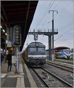 Die formschöne Diesellok steht in Strasbourg und wartet mit ihrem TER 831830 (ab 17:01) nach Saint-Dié-des-Vosges (an 18:50) auf die Abfahrt.
Der Zug besteht auf zwei RRR Garnituren. Um die gleiche Anzahl Personne zu befördern wären drei bis vier Régiolis nötig, die aber durch die kurzen Umläufe tagsüber nur rumstehern würden, so dass die SNCF (noch) auf die BB 67400 zurückgreift.

12. März 2024