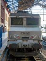 
So wirkt die Nez cassés („gebrochene Nase“) wohl kaum.....
Die 507390 (eine BB 7200) am 27.03.2015 aus dem Bahnhof Marseille Saint-Charles. 