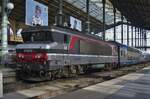 Am 19 September 2011 steht SNCF 15029 mit ein TER nach Ameins in Paris Nord.