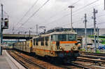 SNCF 16642 schiebt ein TER nach Maubeuge aus Lille-Flandres aus am 19 September 2004.