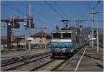 Die SNCF BB 22 313 schiebt in Aix-les-Bains ihren TER nach Lyon aus dem Bahnhof.

20. März 2022l