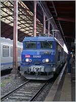 Lokpersonalwechsel auf der SNCF  GRAND EST  BB 22282 mit ihrem TER Slestat - Saverne in Strasbourg.