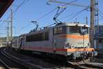 SNCF Lok 25188, aufgenommen im Bahnhof von Chambery, während eines kurzen Halte unseres Zuges auf der Fahrt nach Lyon. 17.09.2022
Technische Daten, gebaut von MTE(Matériel de Traction Electrique), BJ 1977, Gewicht 87 t; Max 130 km/h, seit dem 16.12.2013 nicht mehr im Regelbetrieb. 