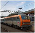 bb-26000-sybic/319163/die-sncf-sybic-bb-26168-nvr Die SNCF 'Sybic' BB 26168 (NVR Nummer 91 87 0026 168-1 F-SNCF) steht am 16.06.2013 im Bahnhof Luxemburg Stadt mit dem TNC 4249 / TNC 4251 Luxemburg- Avignon - Nizza / Port Bou zur Abfahrt bereit. 

TCN =  Train de nuit confort (NACHTZUG KOMFORT)

Die Baureihe BB 26000 ist eine elektrische zweisystem mehrzweck Lokomotive der Société nationale des chemins de fer français (SNCF).  Sie wurde zwischen 1988 und 1998 von Alsthom (heute Alstom) in Belfort gebaut. 
Die BB 26000 ist auch unter dem Kunstnamen Sybic gut bekannt, dieses wurde aus synchrone für die Synchronmotoren und bicourant für die Zweisystemfähigkeit gebildet.

Technisch Daten:
Spurweite: 1.435 mm
Achsformel:  B'B'
Länge über Puffer:  17.710 mm
Dienstgewicht:  88,8 t
Radsatzfahrmasse:  22,2 t
Höchstgeschwindigkeit:  200 km/h
Dauerleistung:  5.600 kW
Anfahrzugkraft:  320 kN
Stromsystem:  25 kV/50 Hz AC; 1,5 kV DC
Anzahl der Fahrmotoren:  2
Antrieb:  Hohlwelle
