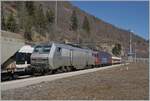 Der  Spaghetti -Zug der Gegenzug ist in Vallorbe angekommen und die abgebügelte SNCF Sybic BB 26061 wird von der SBB Re 6/6 11615 (Re 620 015-8) rangiert.

24. März 2022