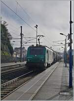 Leider nur bei extremen Gegenlicht konnte die in Montbéliard mit ihrem Güterzug in Richtung Belfort fahrende Hexafret BB 27056 fotografiert werden.