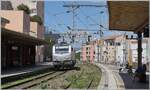 Die akiem BB 37038 f�hrt als Lokfahrt durch den Bahnhof von St-Rapha�l. Der Bahnhof von St-Rapha�l ist zumindest im westlichen Teil offen, im �stlichen Tiel wurde ein Parkhaus �ber den Bahnhof gebaut, was zwar praktisch ist, aber nat�rlich nicht gerade eine reizvollen Bahnhofambiente ergibt. 

25. M�rz 2025