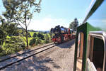 Frisch restauriert steht die ehemalige deutsche Lok 52 8163 in dieser unerhört friedlichen Jura-Landschaft.