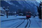 Im kalten, schattigen Tal verlässt der TER 18908 Chamonix Richtung St-Gervais-Le-Fayet.