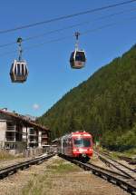 . Neu bearbeitet für Stefan - Der Mont-Blanc-Express TMR BDeh 4/8 21 (SNCF Z 821) fährt am 03.08.2008 unter der Luftseilbahn durch und wird in Kürze den Bahnhof von Vallorcine erreichen. (Hans)