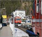 Während der TMR BDeh 4/8 22 als TER 18914 von Vallorcine nach Saint-Gervais-Bains in Montroc-le-Planet angekommen ist, trifft der Gegenzug, der SNCF Z 800 003 (94 87 0000 806-3) als TER 18959 von