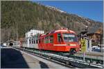Der TMR BDeh 4/8 22 erreicht als TER 18914 von Vallorcine nach Saint-Gervais-Bains den Bahnhof von Montroc-Le-Planet. Der Triebwagen muss hier kurz auf den Gegenzug warten. Auff�llig und absolut zu beachten das Warnschild zu den Gefahren der Stromsch ...