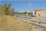 Der U Caminu di Ferru Di A Corscica Regionalzug 303 verl�sst den Bahnhof von Lisula Rossa / L'Ile Rousse. Der Zug ist auf der Fahrt von Lisula Rossa / L'ile Rouse nach Calvi. Auf diesem Streckenabschnitt verkehren im Sommer (Juli/August) sehr viele Z ...