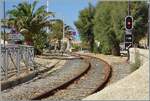�ber die Mauer hinweg - so d�rfte der Lokf�hrer des Zuges von Bastia die Einfahrt in Lisula Rossa / Ile Rouse wahrnehmen.

23. September 2026