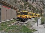 Ein Blick vom Bahnsteig in Villefranche auf einige Fahrzeuge der zu diesem Zeitpunkt leider infolge von Bauarbeiten ruhenden  Train jaune  Betriebes.