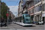 Ein Strasbourger Tram in Rue du Faubourg National auf dem Weg Richtung  La Petit France .