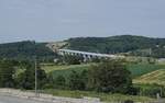Der TGV 9881 von Luxembourg nach Montpellier hat den 816 Meter langen Savoureuse Viadukt hinter sich gelassen und fährt nun, kaum mehr zu sehen, weiter Richtung Dijon.