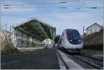Kaum zehn Kilometer weiter westlich, in Evian les Bains lautet die Antwort auf die beim vorher gezeigten Bild gestellte Frage:  Der nächste Zug ist der inoui TGV 6504 um 13:18 nach Paris Gare de Lyon, bestehend aus dem Euroduplex Rame 804. 

12. Februar 2022