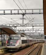 . Die  Rame  512 (SNCF TGV Rseau 28023 bicourant) im Carmillon Design kommt am 15.08.2015 aus Paris Est und fhrt in den Bahnhof von Luxembourg ein. (Hans)