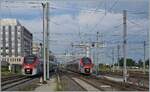 Könnte auf den ersten Blick auch ein Spiegelbild sein, doch es sind zwei verschieden Zèe: die SNCF Coradia Polyvalent régional tricourant Z 31533 und Z 31301 erreichen Annemasse. 

28. Juni 2021