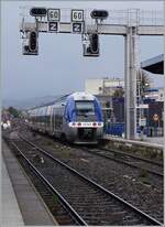 Der SNCF  fluo  GRAND EST X 76796 verlässt als TER 831722 Molsheim und zeigt sich unter der typischen relativ massigen Signalbrücke des Bahnhofs. Der Zug ist auf der Fahrt von Strasbourg nach Barr.
Auf den von Strasbourg ausgehenden Strecken via Molsheim wird ein für Frankreich untypischer starker Reisezugverkehr angeboten, so dass zwischen Molsheim und Strasbourg je nach Tageszeiten bis zu sechs Zugspaare pro Stunde verkehren.

12. März 2024