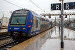Ein Doppelstock-Triebzug der Baureihe Z 23500 (TER 2N PG) f�hrt am 25.03.2015, bei Regen, (Steuerwagen voraus 231547 / 23547) in den Bahnhof Marseille Saint-Charles ein.