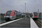 In Meroux warten der SNCF Z 27582 als TER nach Belfort und der SBB RABe 522 210 als RE nach Biel/Bienne auf die baldige Abfahrt.