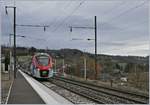 Der SNCF Coradia Polyvalent régional tricourant Z 31505 ist anstelle eines SBB RABe 522 als Léman Express L2 von Coppet nach Annecy unterwegs und verlässt nach einen Kreuzungshalt den Bahnhof Groisy Thorens la Caille. 

13. Februar 2020
