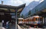 Im Bahnhof Chamonix kreuzen sich im Juli 1983 zwei SNCF-Triebwagen der Reihe Z 600, der nach Vallorcine fahrende trägt noch das alte SNCF-Emblem