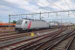 Akiem/Crossrail 186 150 zieht ein KLV nach Belgien durch Roosendaal am 14 Juli 2022.