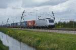 Akiem/HSL 186 363 zieht ein Containerzug durch Valburg am 14 April 2026.